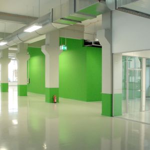 02_FAPS/E|Drive - sich zurückhaltende Einbauten erhalten den Hallencharakter