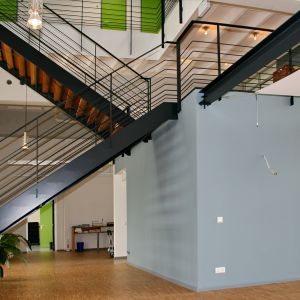 03_Solectrix - interne Treppe über Zwischenebene ins Obergeschoss führend