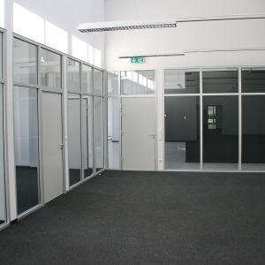 04_Bechtle - Blickbeziehung der Arbeitsbereiche mittels Verglasungen