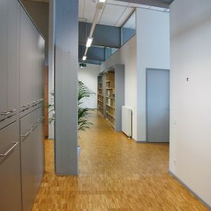 04_Schulz&Braun - Gang mit Blick in Richtung Büroraum mit Oberlichtverglasung