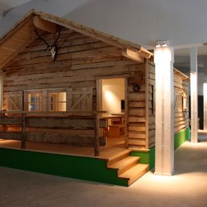 02_Neuland - Besprechungsraum Almhütte, Rückzugsort für interne Kommunikation