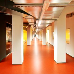 02_EnCN - Gang mit freistehenden Bestandsstützen