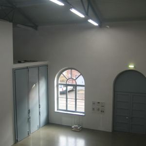 Blick von der Büroebene in das Schaulager