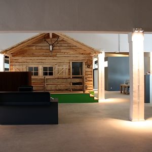 01_Neuland - eingestellte Almhütte als Besprechungsraum